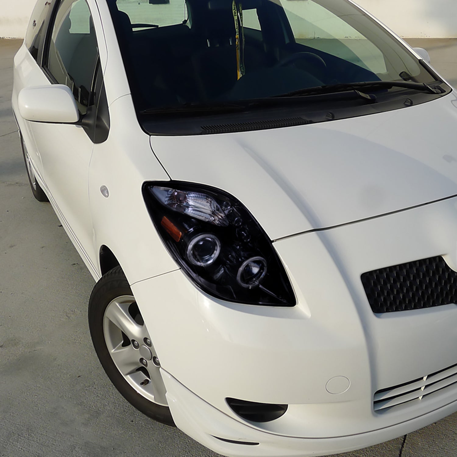 2006-2008 Toyota Yaris Dual Halo Projector Headlights Glossy Black/Smoke Lens