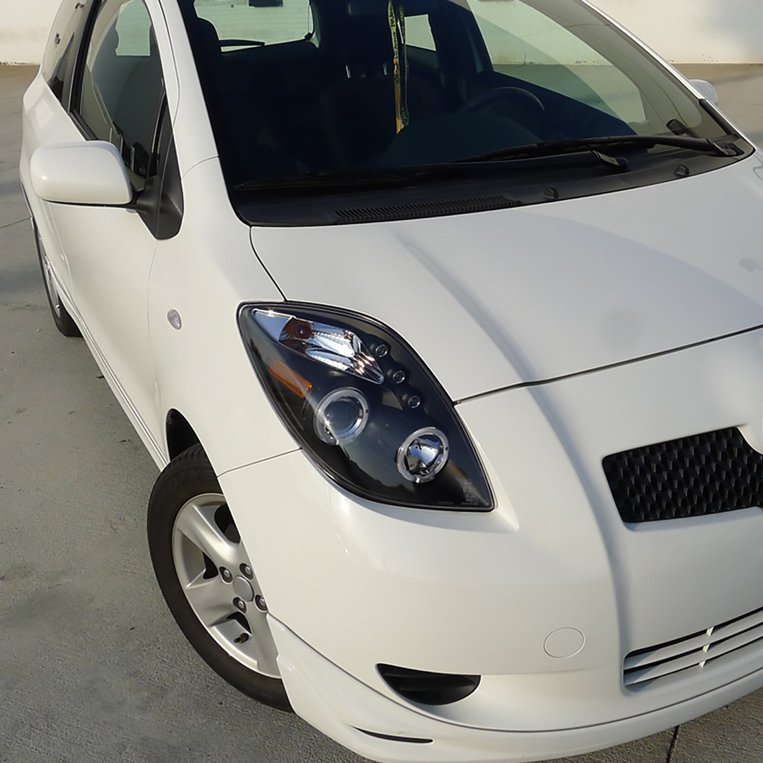 2006-2008 Toyota Yaris Dual Halo Projector Headlights Matte Black/Clear Lens