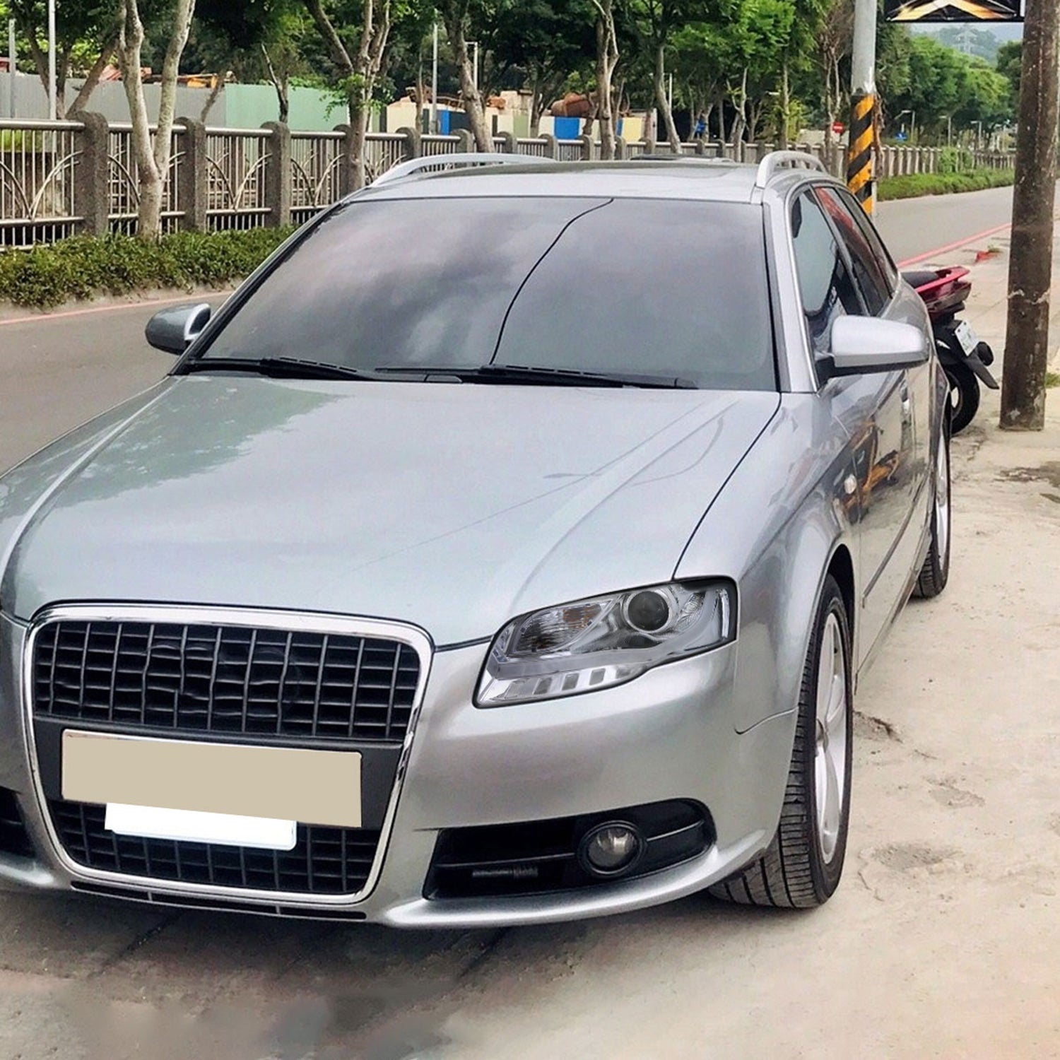 2006-2008 Audi A4 Projector Headlights w/ R8 Style LED Light Bar Chrome/Clear