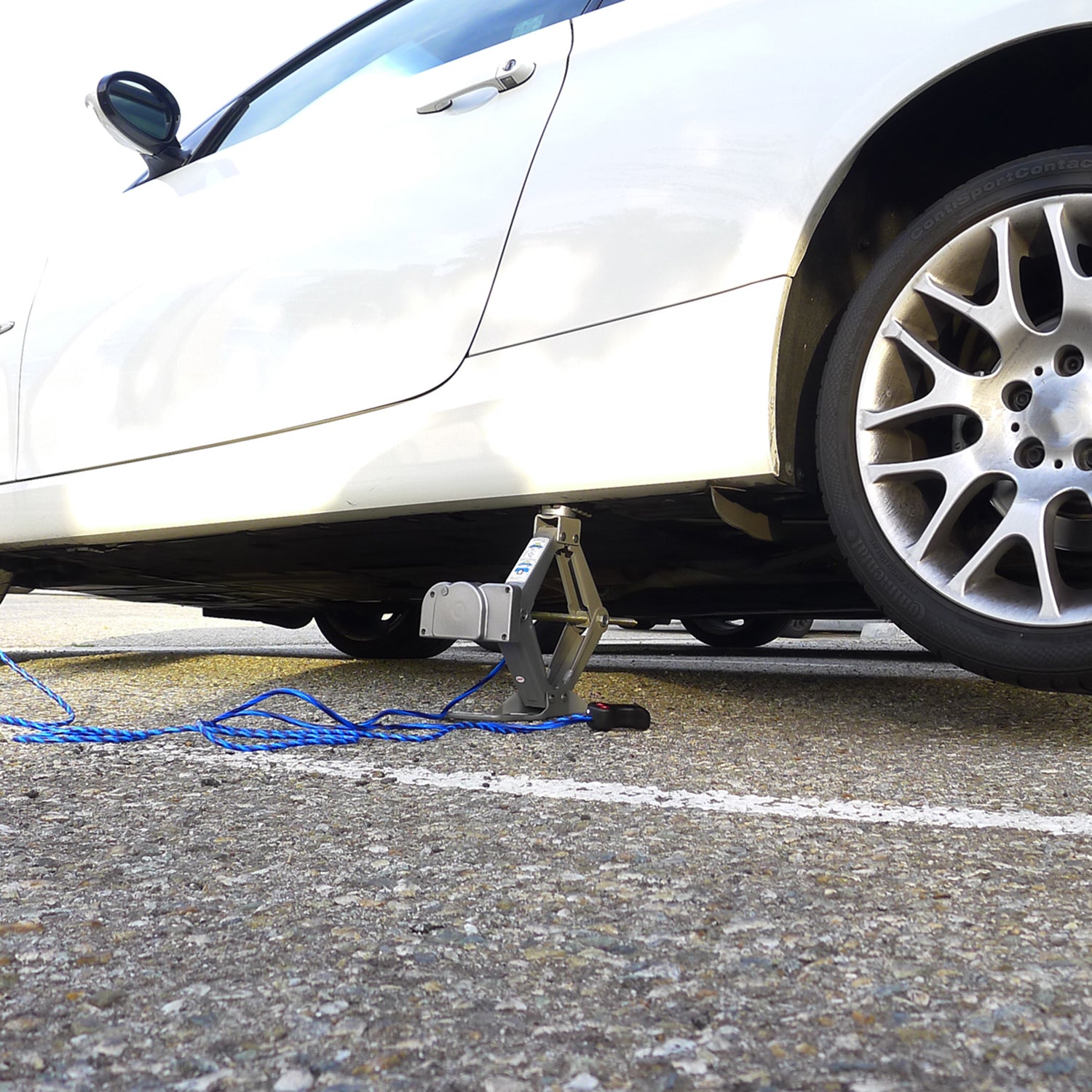 Universal 12V 2-Ton Emergency Electric Scissor Jack & Impact Wrench Kit