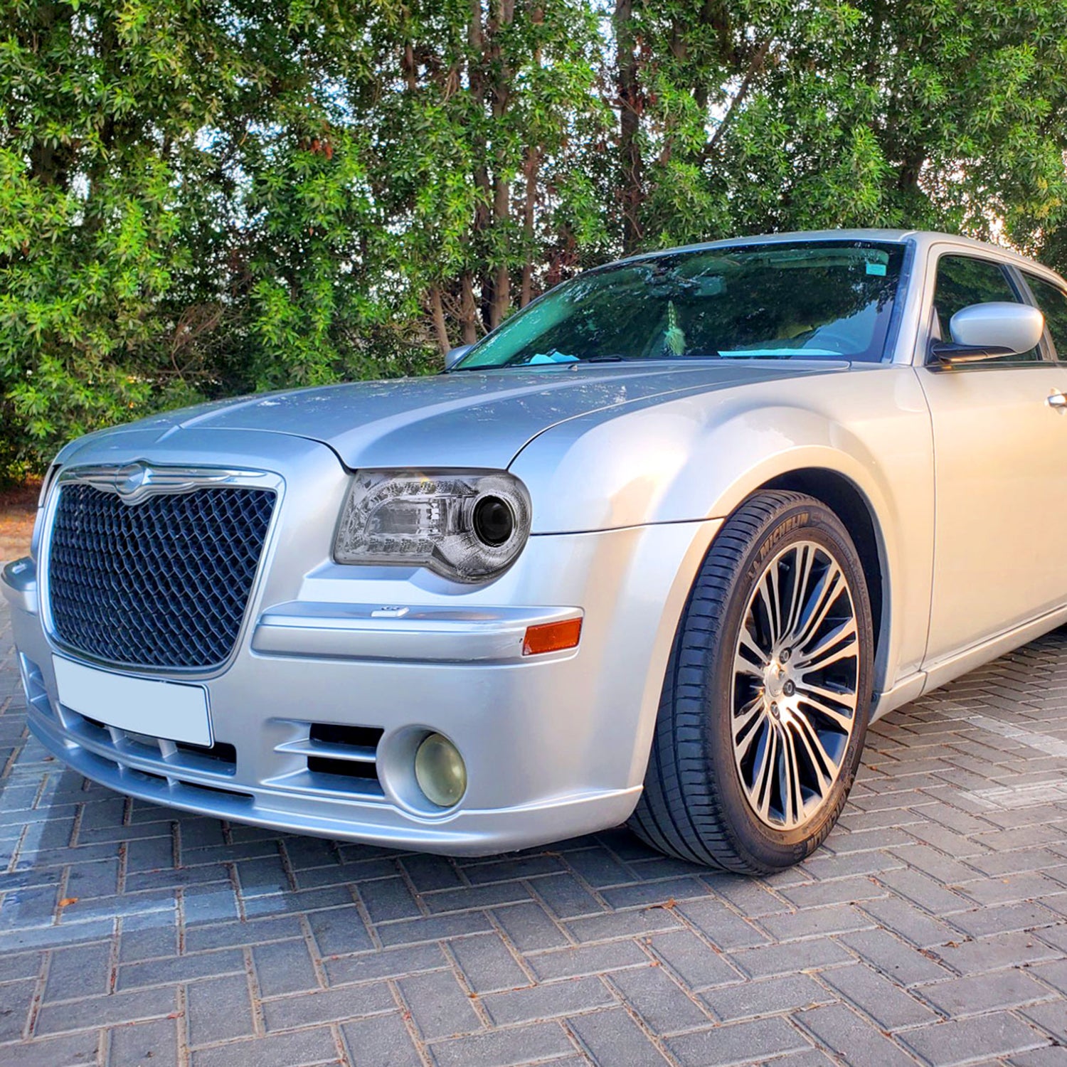 2005-2010 Chrysler 300 Projector Headlights w/ LED Light Strip Chrome/Clear