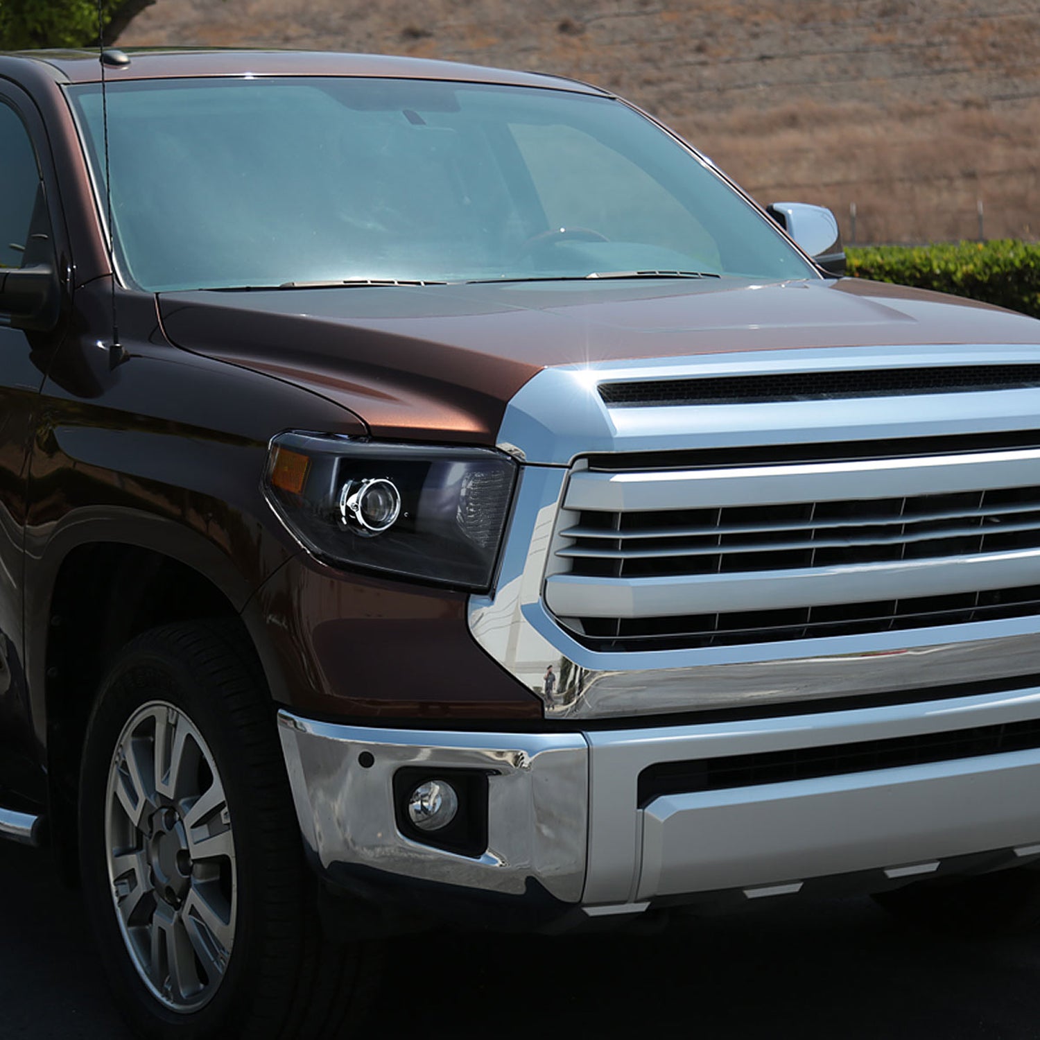 2014-2021 Toyota Tundra Retro Style V2 Projector Headlights Matte Black/Clear